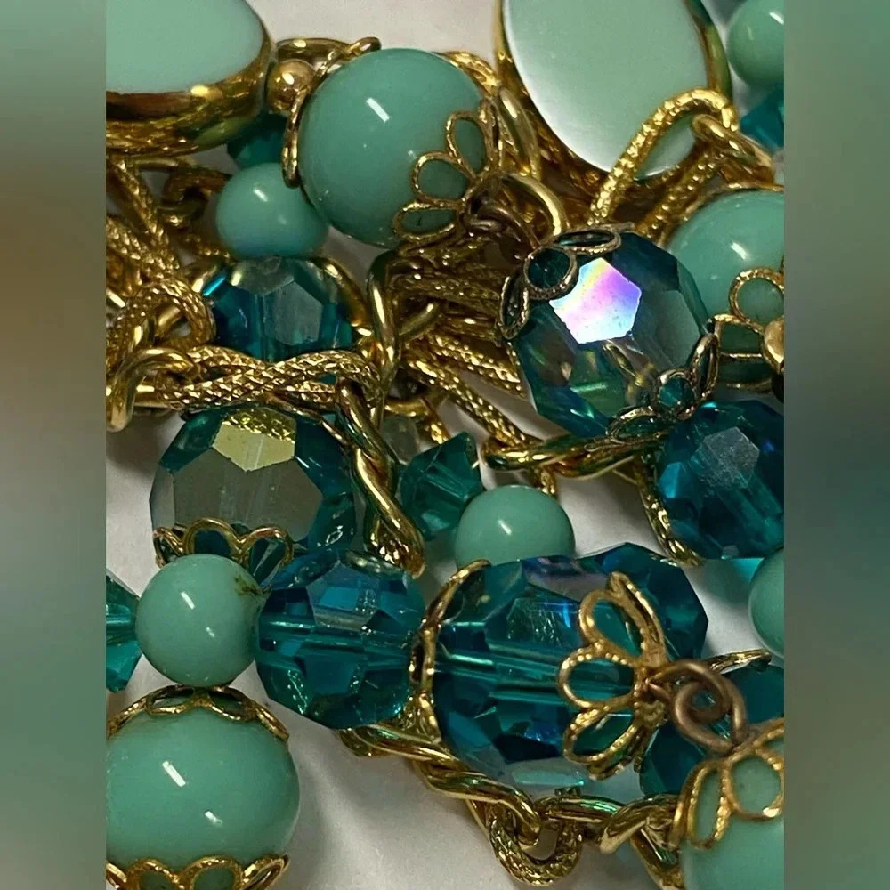 VINTAGE BEADED AND GOLD NECKLACE.